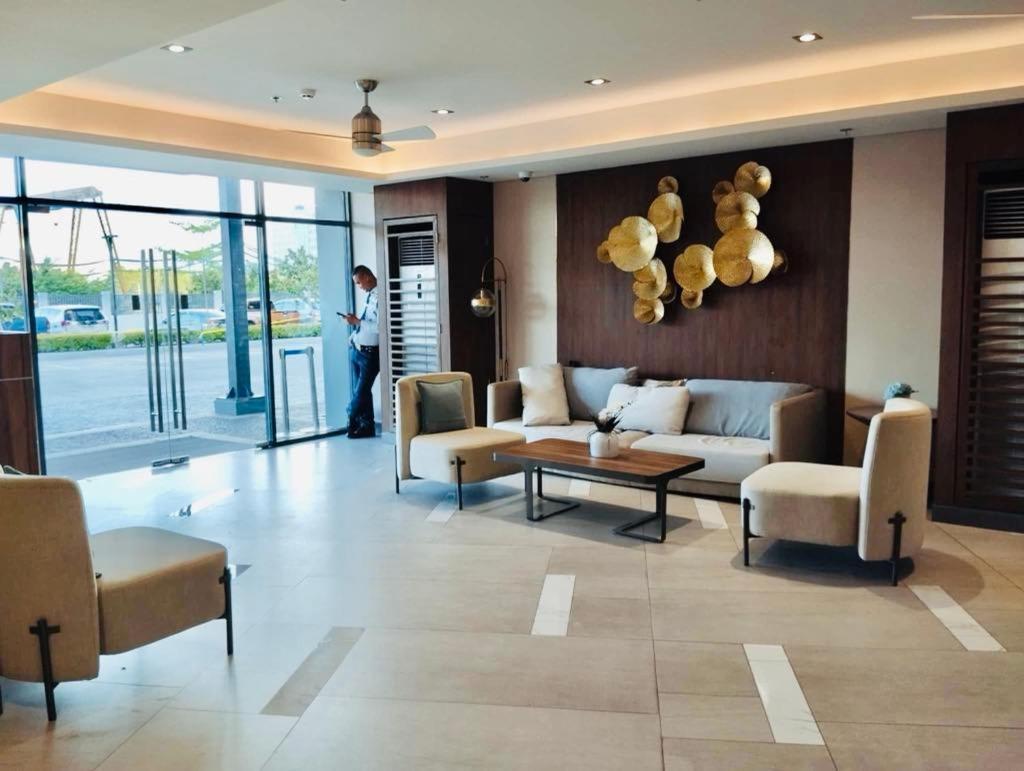 Rj Elite Escape 2Br Condo W Balcony Near Sm Iloilo Dış mekan fotoğraf
